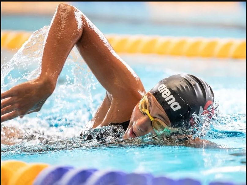Die palästinensische Schwimmerin Dania Nour schwimmt eine Bahn. Foto: Andreas Gora/dpa